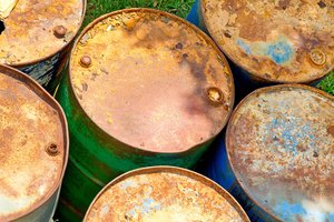 Alte rostige Fässer. Foto: © Jürgen Fälchle - Fotolia.com