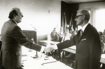In der ersten Kreistagssitzung der Wahlperiode 1975 bis 1980 gratuliert Landrat Josef Raulf dem Oberkreisdirektor Rudolf Harling nach dessen einstimmiger Wahl. Foto: Kreisarchiv