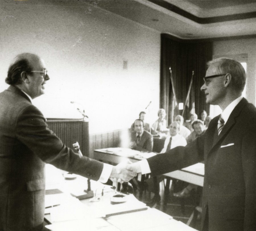 In der ersten Kreistagssitzung der Wahlperiode 1975 bis 1980 gratuliert Landrat Josef Raulf dem Oberkreisdirektor Rudolf Harling nach dessen einstimmiger Wahl. Foto: Kreisarchiv