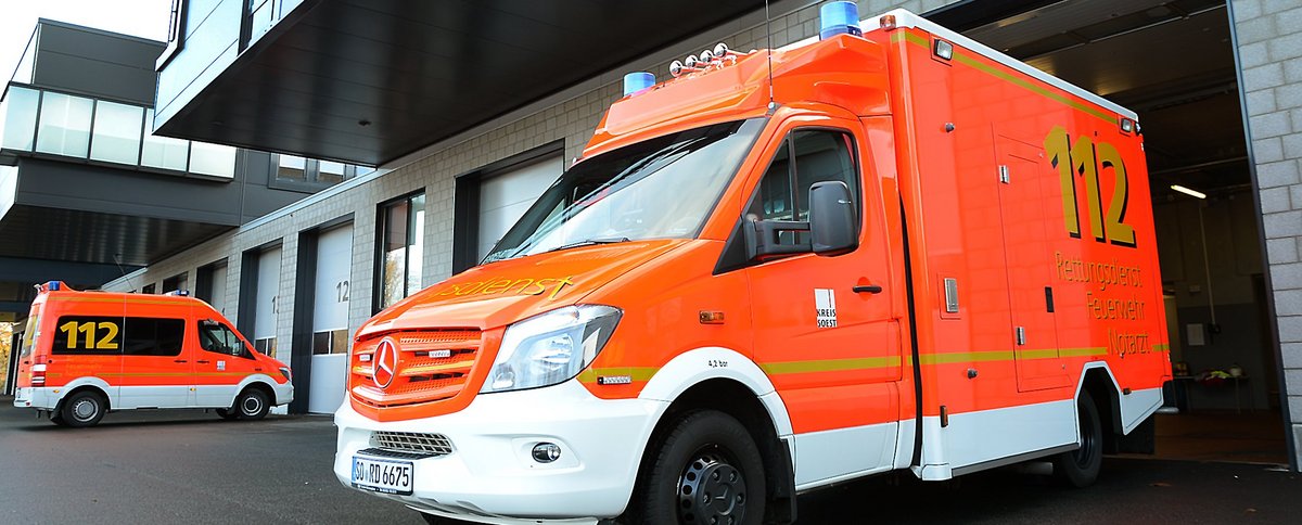 Ein Rettungswagen steht vor dem Rettungszentrum des Kreises Soest. Foto: Thomas Weinstock/ Kreis Soest