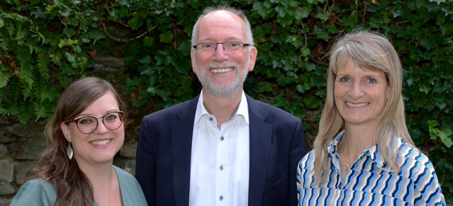 Das Team des Regionalen Bildungsbüros, Stephanie Seidel (links), Achim Schmacks (Mitte) und Anja Besse (rechts). Foto: Judith Wedderwille/Kreis Soest