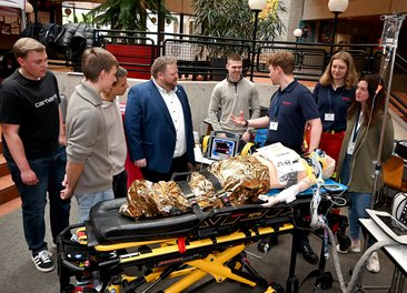 Landrat mit Schülern