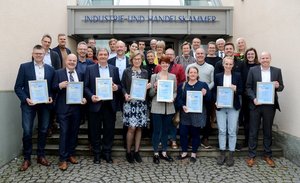 Das Bild zeigt die teilnehmenden Betriebe mit ihren Urkunden.