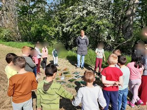 Grundschüler erhalten in freier Natur Infos zum Naturschutz. Foto: UNB/ Kreis Soest
