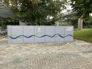 Das Foto zeigt die Radboxen am Bahnhof Wickede.