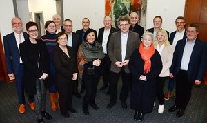 Landrätin Eva Irrgang (8. v. l.) hatte den Bildungsrat der Bildungsregion Kreis Soest ins Kreishaus eingeladen. Wichtiges Thema war der Übergang an die weiterführende Schule. Foto: Mathias Keller/ Kreis Soest
