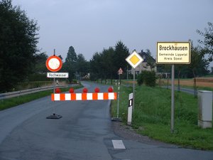 Gesperrte Ortsdurchfahrt in Brockhausen wegen Starkregens. Das Wasser suchte sich seinen Weg aus dem Fluss Rosenaue und von naheliegenden Wiesen und Feldern. Foto: Dirk Behrens/ Kreis Soest