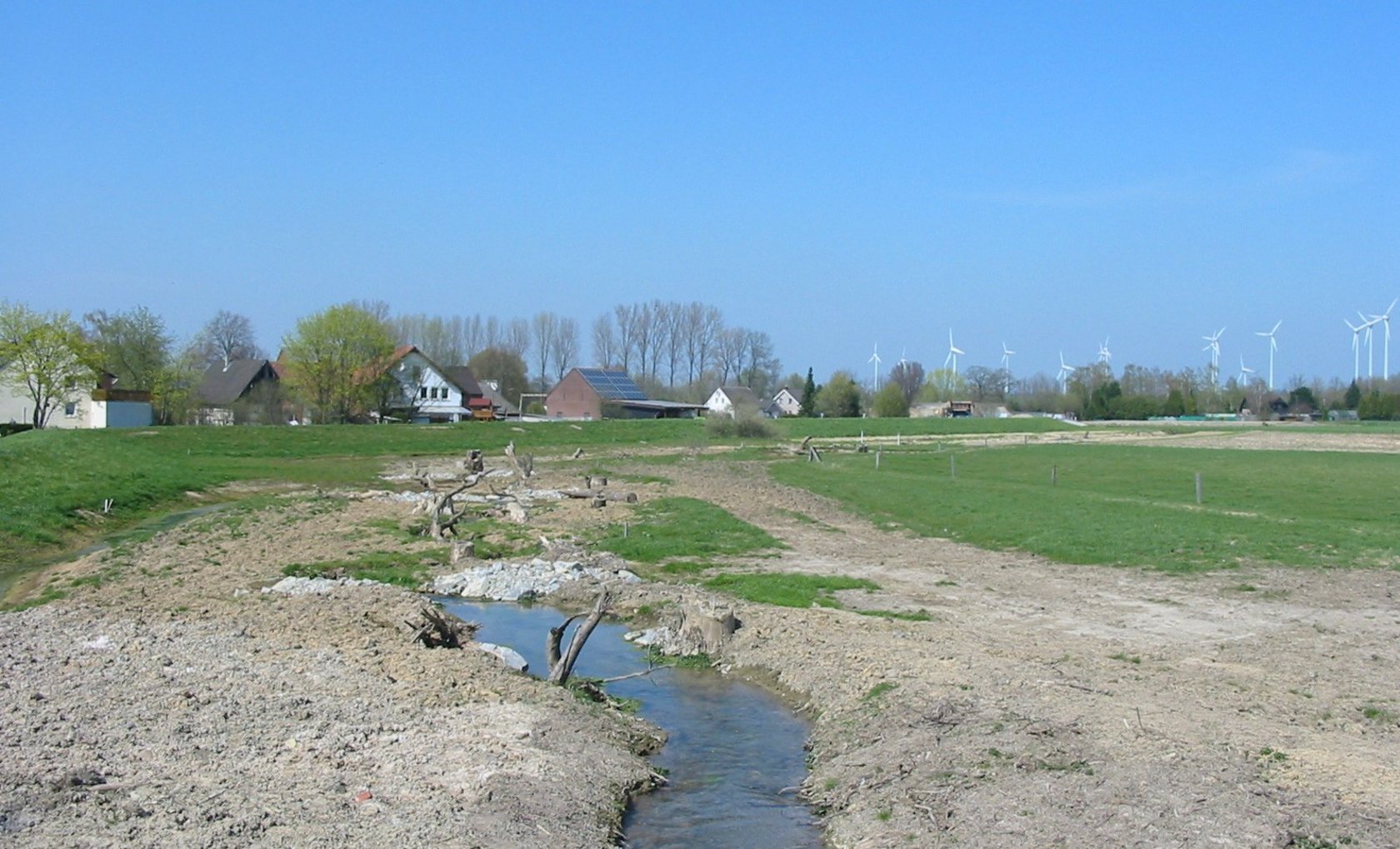 Hochwasserschutz in Werl-Mawicke: Hochwasserschutzdamm, Gewässerrenaturierung und Schaffung einer Aue, Aufnahme nach Baufertigstellung. Foto: Stephan Streicher/ Kreis Soest