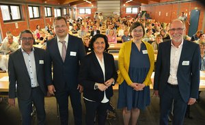 7. Bildungskonferenz (Copyright: Birgit Kalle/ Kreis Soest) Landrätin Eva Irrgang (3. v. l.) begrüßte Prof. Dr. Raphaela Porsch, Professorin für Erziehungswissenschaft an der Universität Magdeburg, als Referentin bei der 7. Bildungskonferenz. Kreis-Dezernent Sascha Kudella (2. v. l.), Abteilungsleiter Mirko Hein (l.) und Achim Schmacks aus dem Regionalen Bildungsbüro (r.) freuten sich über die große Resonanz: Rund 140 Teilnehmerinnen und Teilnehmer hatten sich angemeldet. Foto: Birgit Kalle/ Kreis Soest