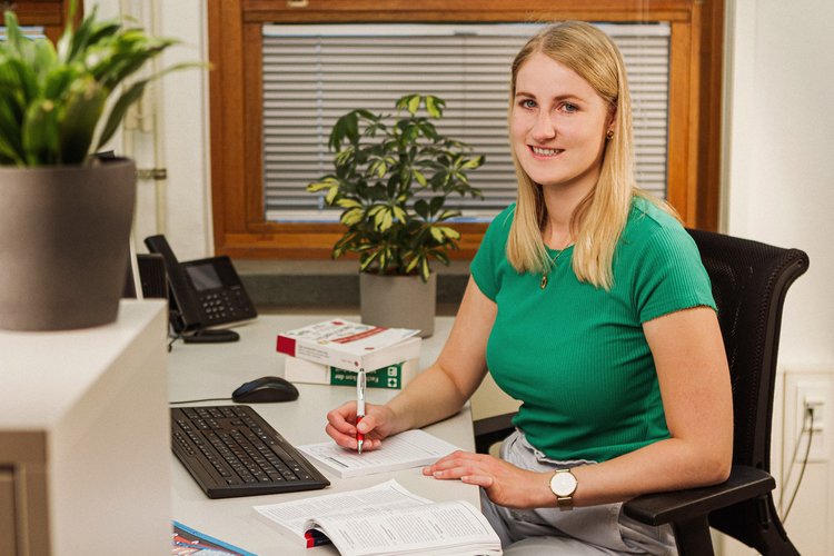 Eine junge Frau bearbeitet einen Fall des Jugendhilferechts. Foto: Thomas Grimm
