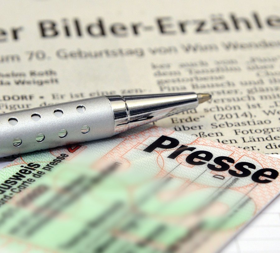 Presseausweis, Tageszeitung und Kugelschreiber. Foto: Thomas Weinstock/Kreis Soest