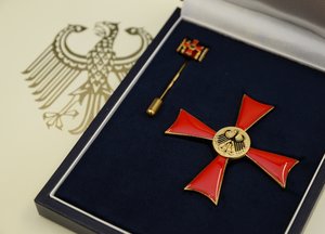 Bundesverdienstkreuz. Foto: Judith Wedderwille/ Kreis Soest Ein Bundesverdienstkreuz (rotes Kreuz mit goldenem Punkt in der Mitte). Foto: Judith Wedderwille/ Kreis Soest