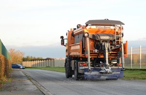 Ein Streufahrzeug des Baubetriebshofes im Einsatz. Foto: Judith Wedderwille/ Kreis Soest