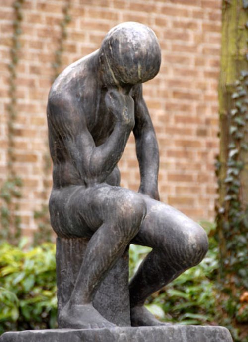 Die Vollplastik des Soester Künstlers Robert Ittermann wurde im Jahre 1965 mit Hilfe des Ittermann-Freundeskreis angekauft. Foto: Kreis Soest/Weinstock Die Vollplastik des Soester Künstlers Robert Ittermann wurde im Jahre 1965 mit Hilfe des Ittermann-Freundeskreis angekauft. Ittermanns bevorzugtes Motiv für seine Plastiken war der Mensch, den er im klassischen humanistischem Weltbild darstellte ohne zu idealisieren. Foto: Kreis Soest/Weinstock