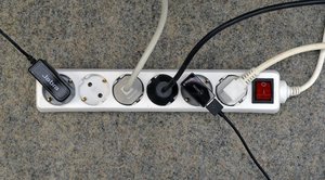 Steckdosenleiste mit unterschiedlichen Steckern. Foto: Thomas Weinstock/ Kreis Soest