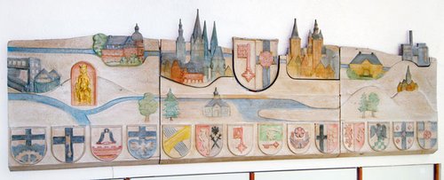 Die Wappentafel im Foyer zeigt zuoberst das Wappen des Kreises Soest und darunter die Wappen der dem Kreis angehörenden 14 Städte und Gemeinden. Foto: Kreis Soest/Weinstock Die Wappentafel im Foyer zeigt zuoberst das Wappen des Kreises Soest und darunter die Wappen der dem Kreis angehörenden 14 Städte und Gemeinden. Foto: Kreis Soest/Weinstock