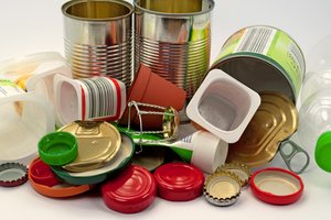 Unterschiedliche Haushaltsabfälle. Dosen, Becher, Flaschenverschlüsse und andere Dinge. Foto: © M. Schuppich - Fotolia.com