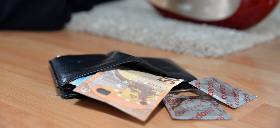 Lackschuhe, Geld, Kondome vor einem Bett. Foto: Judith Wedderwille/ Kreis Soest