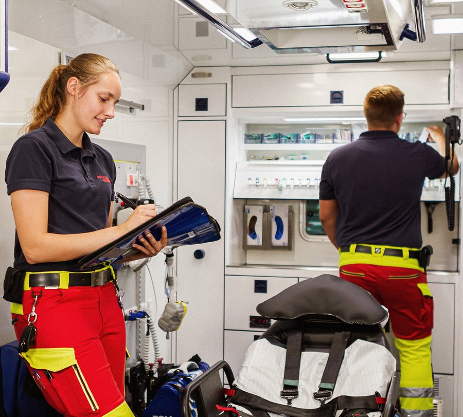 Notfallsanitäter. Foto: Thomas Grimm Zwei Personen kontrollieren die Ausstattung eines Rettungswagens. Foto: Thomas Grimm