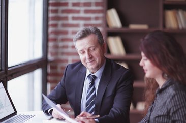 Zwei Personen in einem Beratungsgespräch. Foto: @ yurolaitsalbert-Fotolia.com