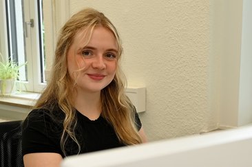 Emily Kobatsch hat im September 2023 die Ausbildung zur Kauffrau für Büromanagement beim Kreis Soest begonnen und teilt Einblicke in ihren Ausbildungsalltag. Foto: Kira Hönicke/ Kreis Soest