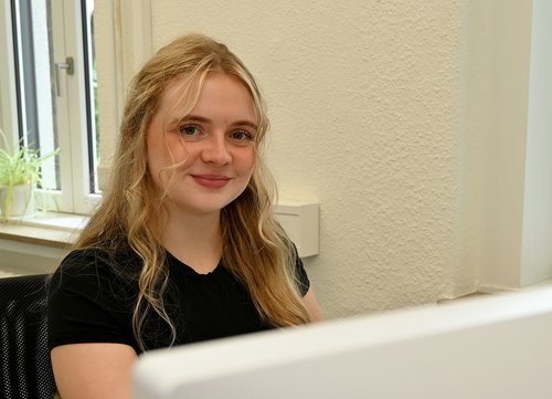 Emily Kobatsch hat im September 2023 die Ausbildung zur Kauffrau für Büromanagement beim Kreis Soest begonnen und teilt Einblicke in ihren Ausbildungsalltag. Foto: Kira Hönicke/ Kreis Soest