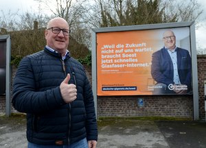 Breitbandkoordinator Christoph Hellmann vor Plakat. Foto: Birgit Kalle/Kreis Soest
