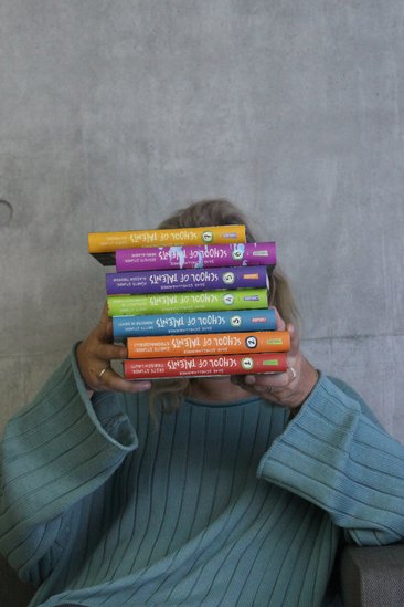 Die Kinderbuchautorin Silke Schellhammer, Patin des 21. Lesewettbewerbs auf Kreisebene, vor einem Stapel Bücher. Foto: Nele Schellhammer