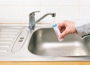 Entnahme von Wasserprobe eines Wasserhahns. Foto: © luchshen - Fotolia.com