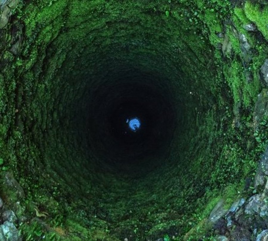 Blick von oben in einen Brunnen. Foto: © ivan kmit - Fotolia.com