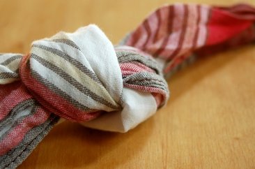Knoten in einem Tuch. Foto: © thingamajiggs -  Fotolia.com