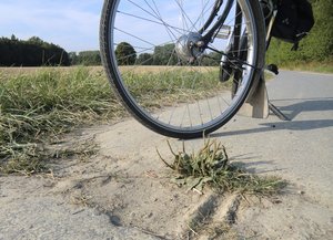 Bodenwelle mit Sand auf einem Radweg. Foto: Stefan Hammeke/Kreis Soest