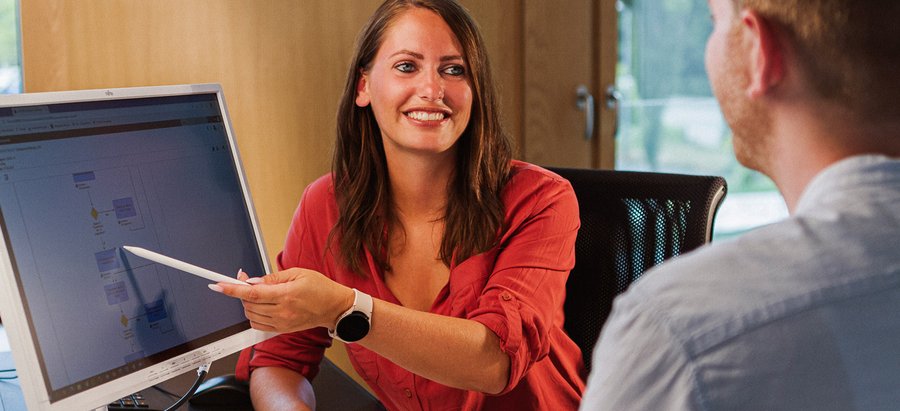 Bachelor of Arts - Verwaltungsinformatik. Foto: Thomas Grimm Eine Frau erläutert einen Prozessablauf am Bildschirm. Foto: Thomas Grimm