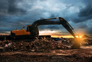 Bagger auf Müllhalde. Foto: © lassedesignen - Fotolia.com