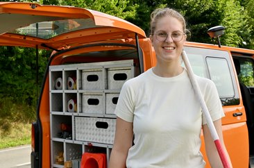 Johanna Grae macht seit Herbst 2023 die Ausbildung zur Vermessungstechnikerin beim Kreis Soest. Besonders gut gefällt ihr, dass sie so viele Ecken im Kreisgebiet kennenlernt. Foto: Kira Hönicke/ Kreis Soest