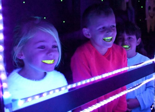 Schülerinnen und Schüler im Kariestunnel