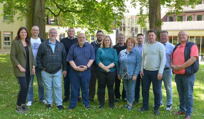 Die Mitglieder des Personalrats 2024. Foto: Kira Hönicke/Kreis Soest Die Mitglieder des Personalrats 2024, v.l.: Tatjana Blöink (1. Stellvertretende Vorsitzende), Oliver Ferber, Detlev Viefhues (2. Stellvertretender Vorsitzender), Thomas Demmer (Vorsitzender), Andreas Fink, Denis Rüth (Freigestelltes Personalratsmitglied), Kim Gallant, Matthias Sattel, Andrea Schulze-Kettermann, Waldemar Janzen, Ralf Nachtigall, Dirk Bierbaum, Markus Steiger (3. Stellvertretender Vorsitzender). Foto: Kira Hönicke/Kreis Soest