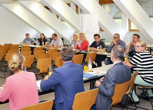 Beim zweiten Informations- und Austauschtreffen, zu dem das Regionale Bildungsbüro die Elternvertretungen von Schulen und Kitas eingeladen hatte, wurde der Medienpass NRW vorgestellt, der ab dem Schuljahr 2018/19 in Grundschulen und ab 2019/20 in weiterführenden Schulen verbindlich eingeführt wird. Foto: Kreis Soest