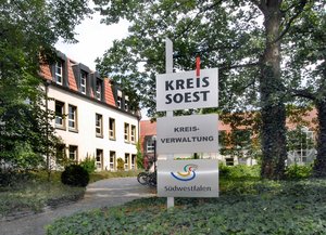 Eingangsschild Kreishaus in Soest. Foto: Thomas Weinstock/ Kreis Soest
