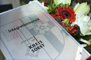 Urkunde für einen verliehenen Integrationspreis. Foto: Linda Kratzel/Kreis Soest