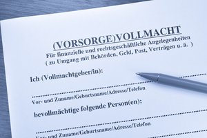 Vorsorgevollmacht wird unterschrieben. © photocrew - Fotolia.com