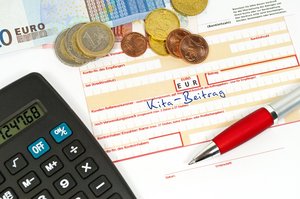 Überweisungsträger für Elternbeitrag. Foto: © m.schuckart - Fotolia.com