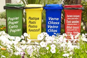 Vier bunte Mülltonnen. Foto: © jogyx - Fotolia.com