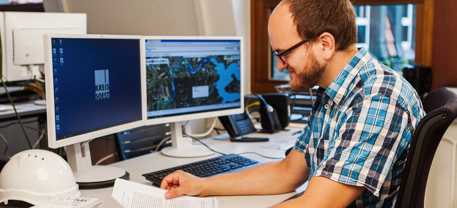Ein Mann schaut auf umwelttechnische Unterlagen vor seinem PC. Foto: Thomas Grimm