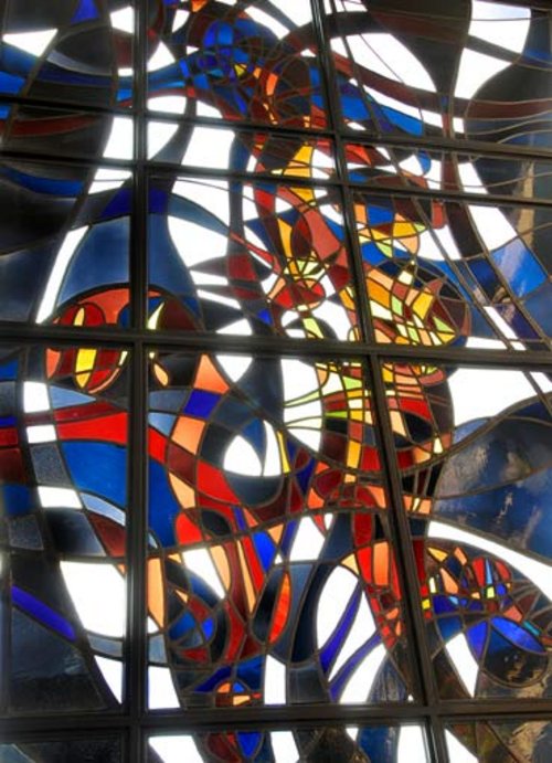 Ein Juwel unter den zahlreichen Kunstwerken im Kreishaus, die im Zuge der Aktion Kunst am Bau angeschafft wurden, ist das vom Soester Künstler Hans Kaiser gestaltete Fenster im Treppenhaus des Sozialamtes. Foto: Kreis Soest/Weinstock Ein Juwel unter den zahlreichen Kunstwerken im Kreishaus, die im Zuge der Aktion Kunst am Bau angeschafft wurden, ist das vom Soester Künstler Hans Kaiser gestaltete Fenster im Treppenhaus des Sozialamtes. Foto: Kreis Soest/Weinstock