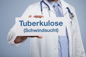 Eine Person im Ärztekittel hält ein Schild mit der Aufschrift "Tuberkulose (Schwindsucht)". Foto: © Photo-K - Fotolia.com