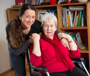Seniorin im Rollstuhl mit ihrer Tochter. Foto: © Firma V - Fotolia