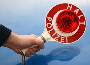 Symbolfoto Polizei Foto: Thomas Weinstock/Kreis Soest Kelle mit der Aufschrift "Halt - Polizei!". Foto: Thomas Weinstock/Kreis Soest