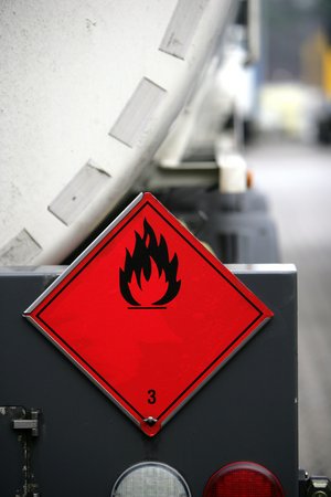Warnschild an einem Gefahrguttransporter. Foto: © Jörg Lantelme - Fotolia.com