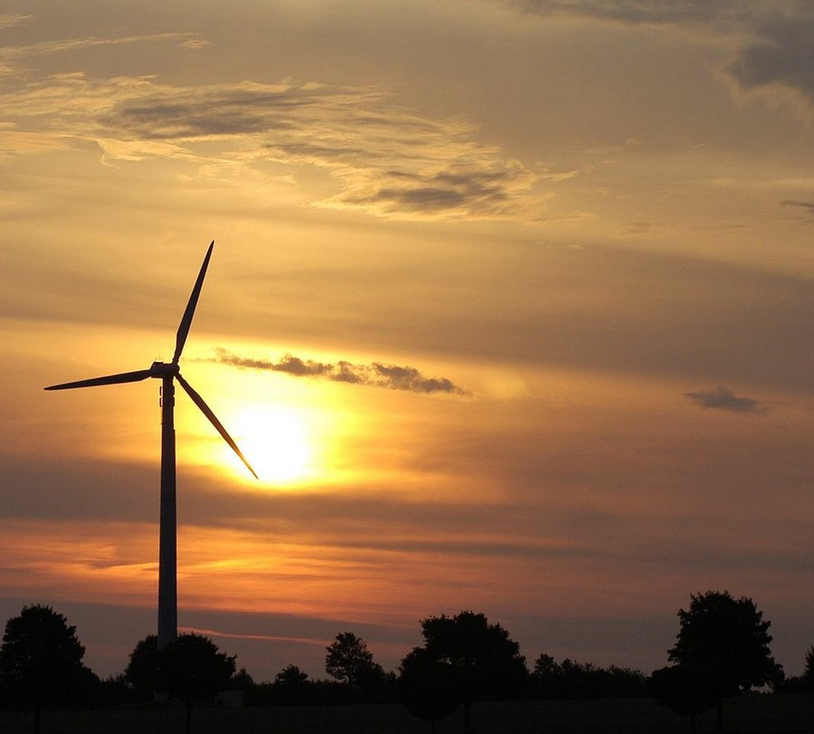 Windrad im Sonnenaufgang. Foto: Kreis Soest/Weinstock